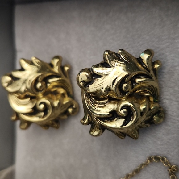 WHITING & DAVIS Bracelet and matching clip on screw bk earrings - Picture 3 of 12